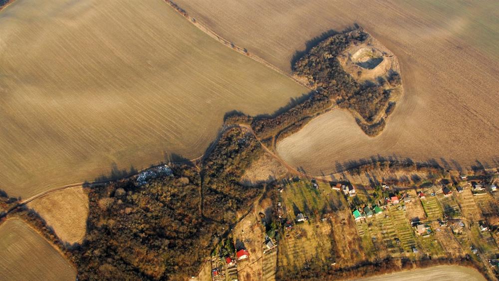 Fort č. II a fort č. III. Foto Martin Gojda 2010, © Archeologický ústav AV ČR, v.v.i.